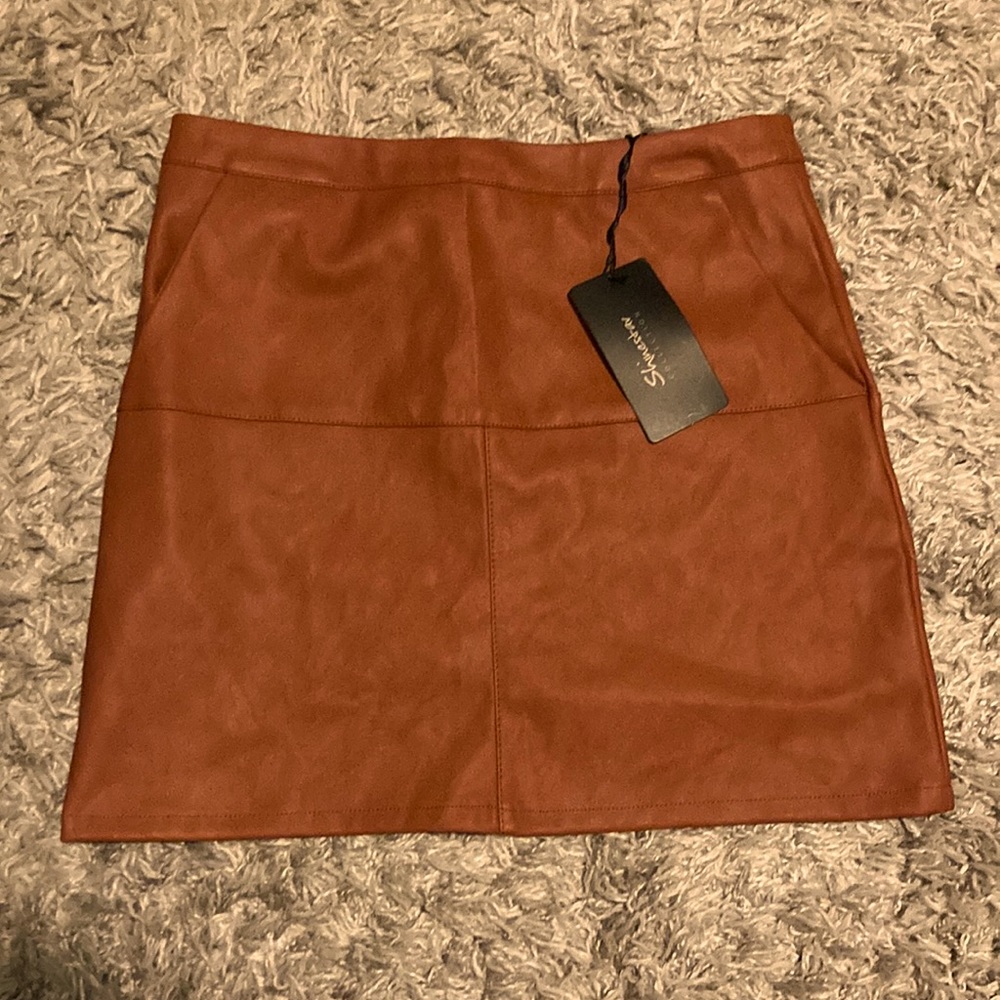 Selling medium leather skirt from Shinestar .